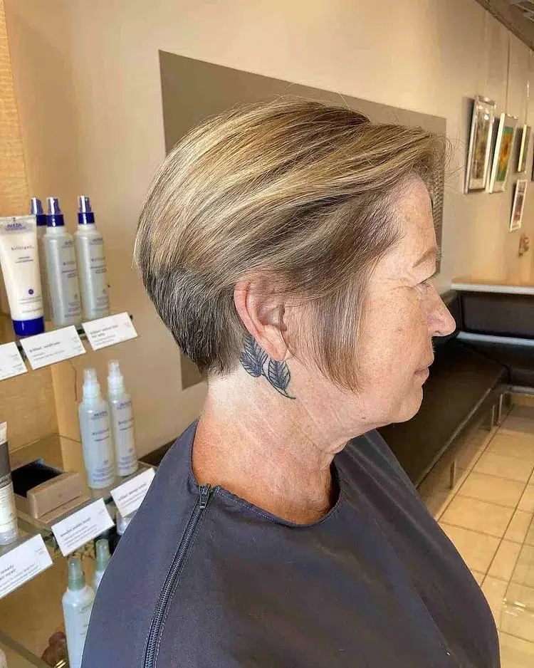 coupe de cheveux courte femme 60 ans avec mèches bixie cut coupe de cheveux femme 2023