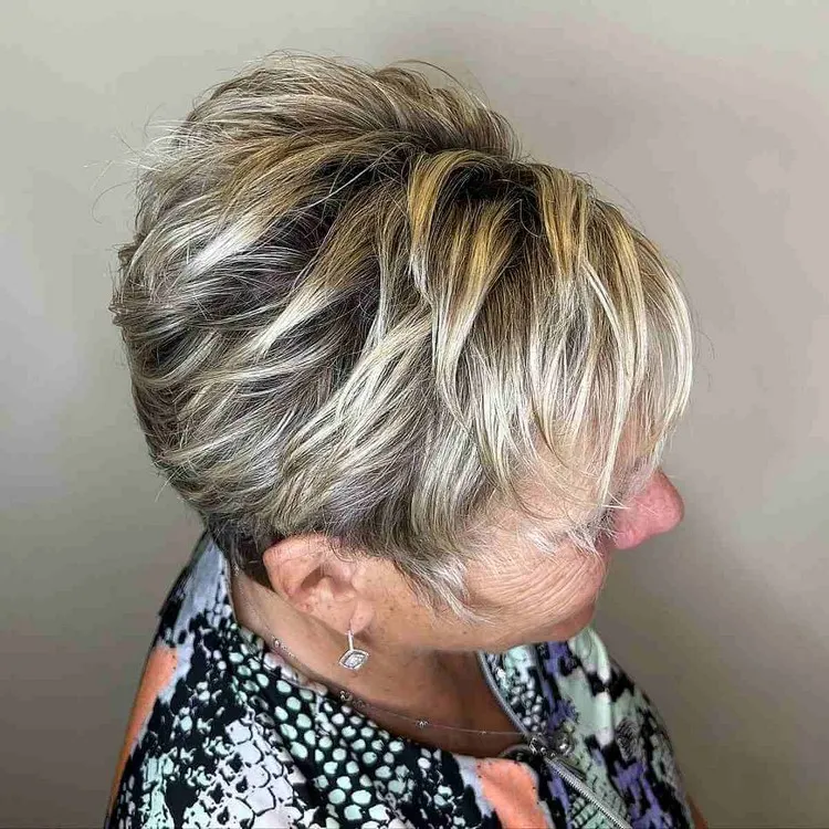 coupe de cheveux courte femme 60 ans avec mèches blondes pixie cut classique