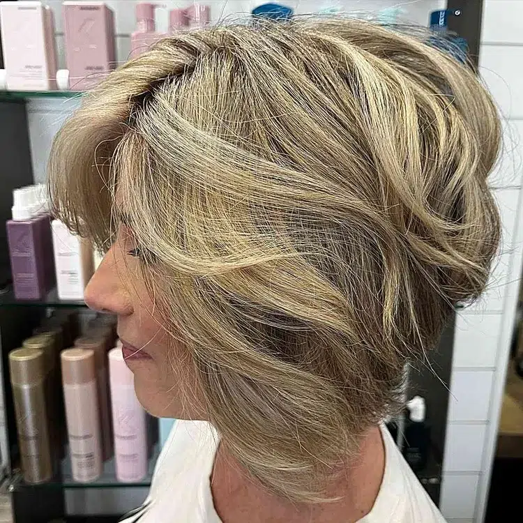 coupe de cheveux courte femme 60 ans avec mèches idées coiffure rajeunissante