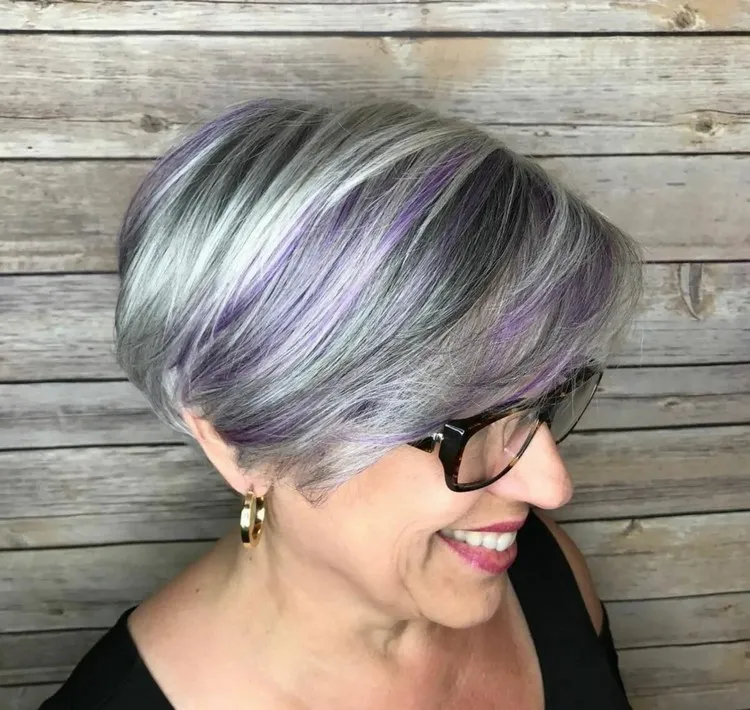 coupe de cheveux courte femme 60 ans avec mèches violettes coiffure avec lunettes