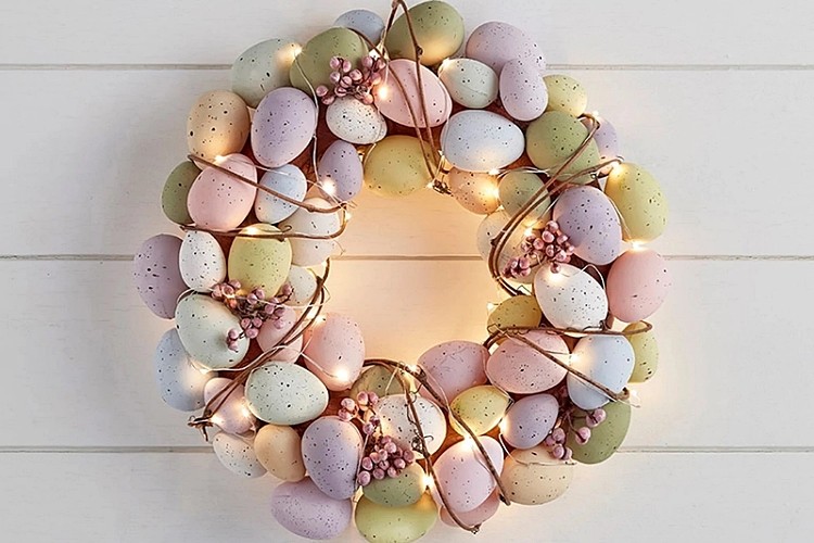 couronne de pâques à fabriquer diy porte d'entrée carton oeufs