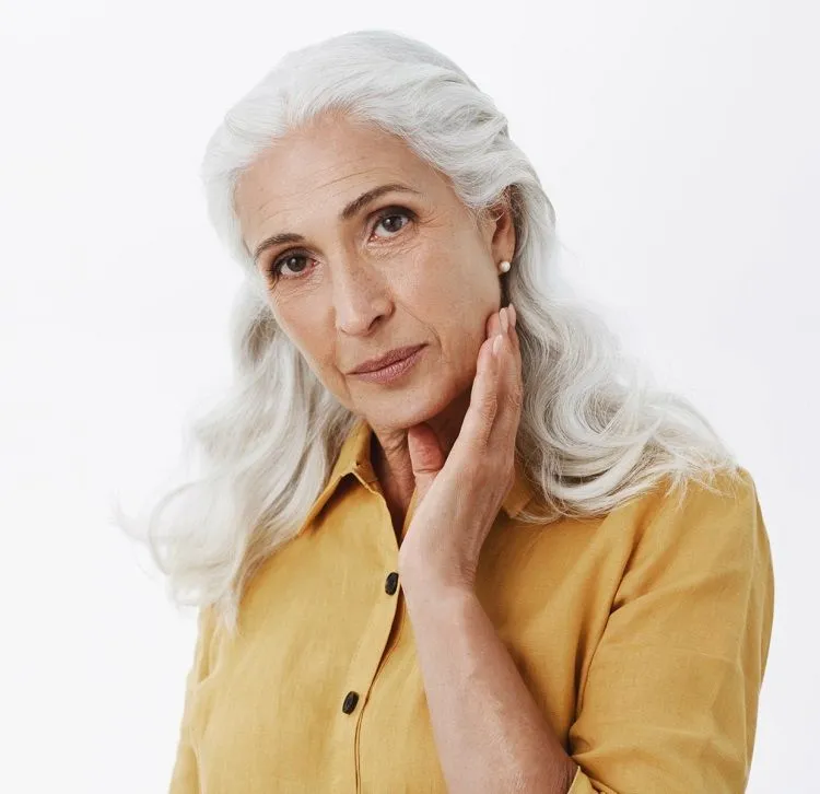 demi queue cheveux blancs longs épais femme 60 70 ans coiffure anti rides