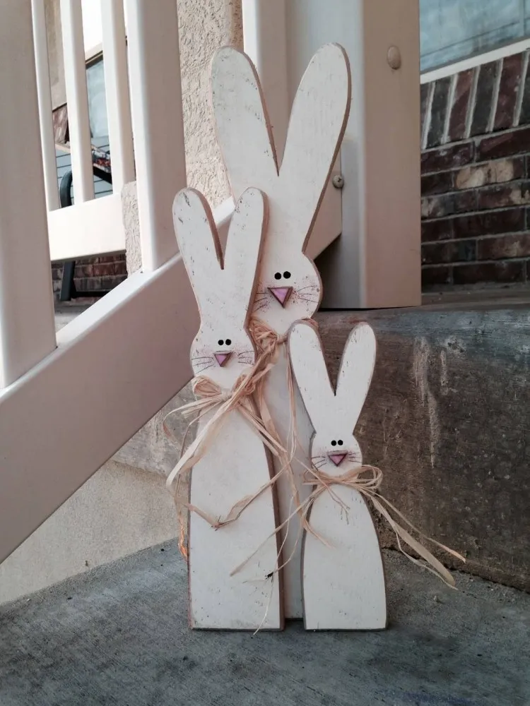 des lapins en bois pour décorer l'extérieur pour le printemps