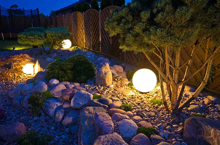 éclairage minimaliste aménagement petit jardin devant maison