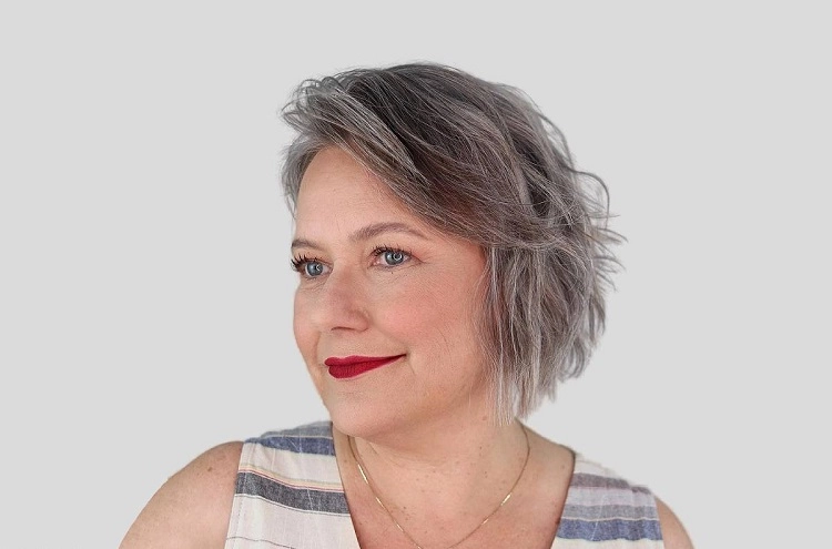 effilé coupe de cheveux femme 60 ans