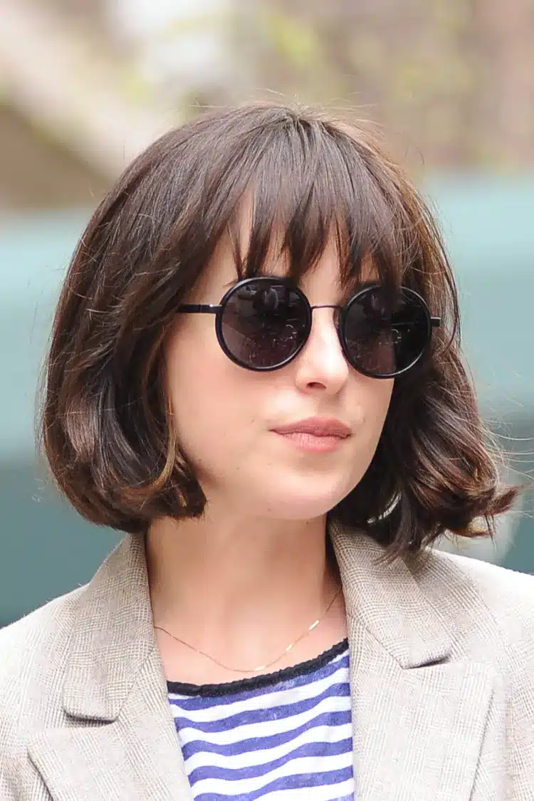 french girl bob coupe carré avec frange célébrités dakota johnson