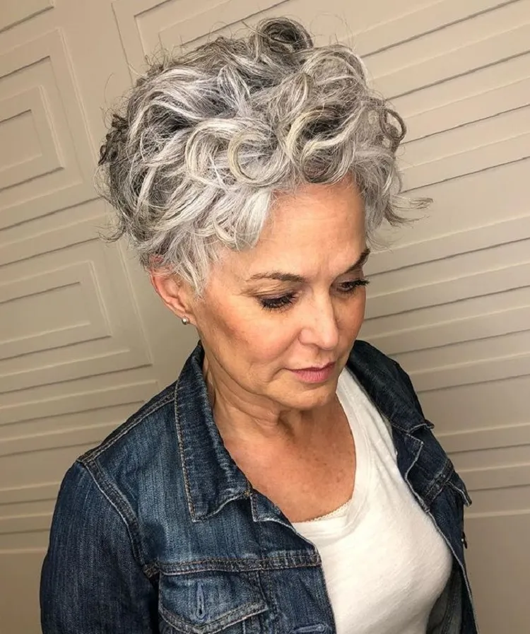 idée coiffure rajeunissante femme 60 70 ans pixie cut wavy cheveux sel et poivre