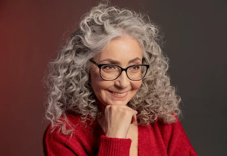 idée coupe cheveux frisés femme 50 ans 60 avec lunettes cheveux bouclés mi longs blancs gris