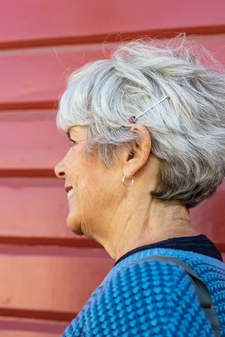 idées coiffures accessoires pour cheveux femme 60 70 ans coupe courte
