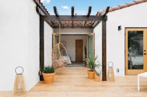 idées comment aménager décorer une terrasse ou un jardin avec une pergola en bois cet été 2023