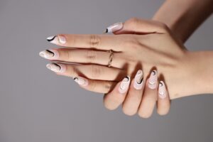 idées déco ongles nail art design swirl nails tendance printemps été 2023