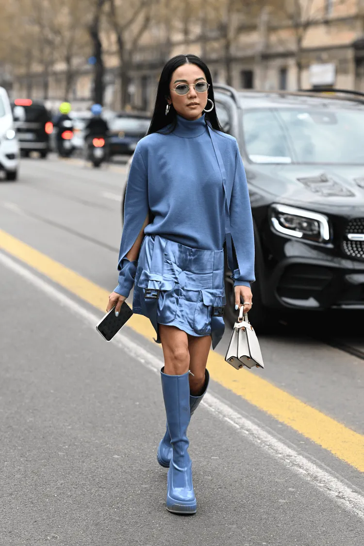 jupe cargo en satin total look bleu idée tenue street style inspiration milan fashion week 2023
