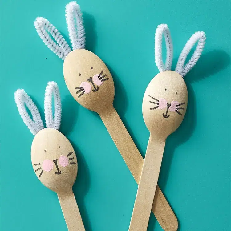 lapins cueillères bois activité paques maternelle idées originales faciles enfants 4 5 ans
