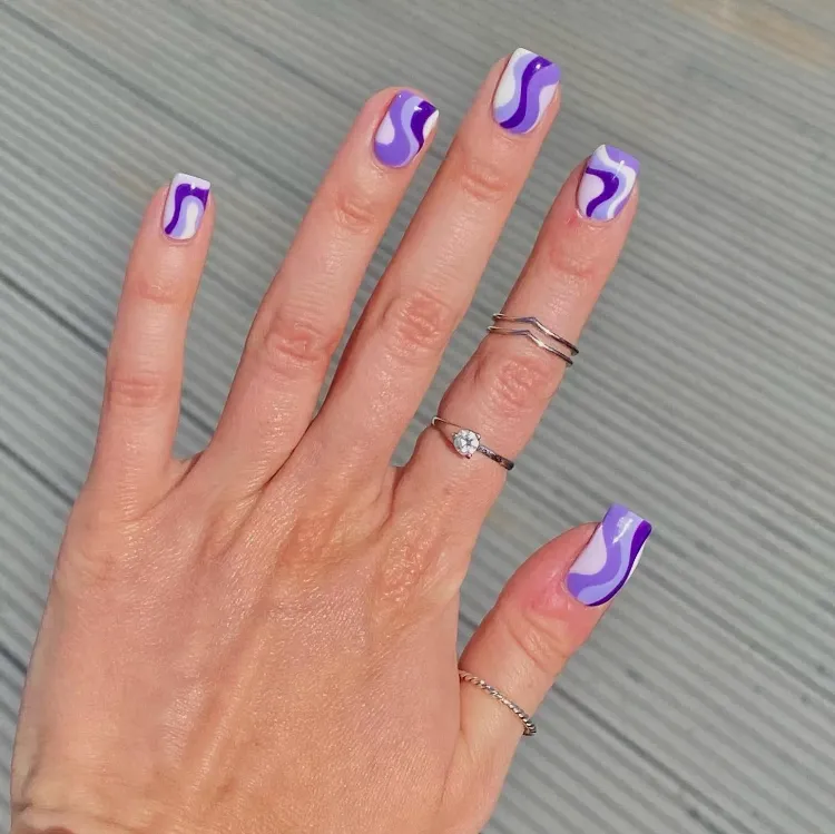 manucure vernis violet déco ongles tendance printemps 2023 swirl nails