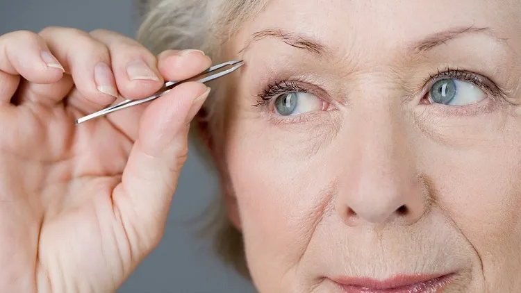 maquillage sourcils femme 60 ans quelle forme des sourcils après 60 ans pour rajeunir visage