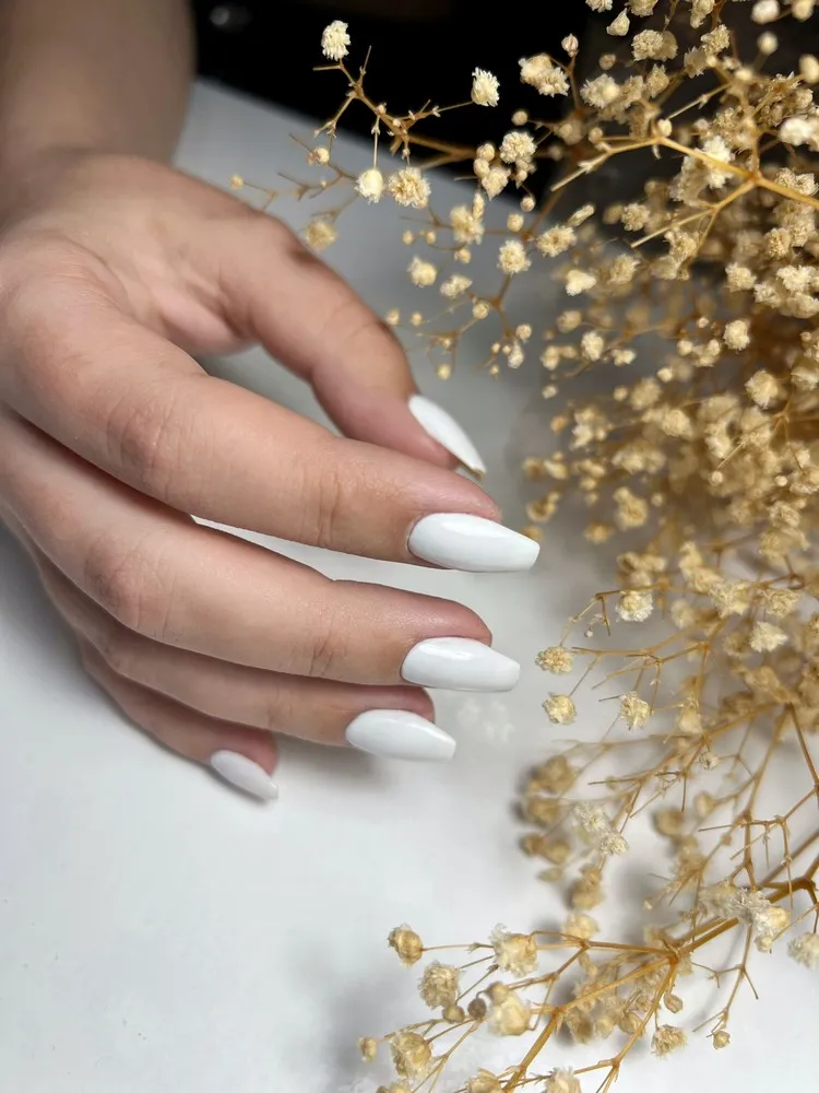 nail art blanc en total look manucure tendance 2023 déco ongles gel