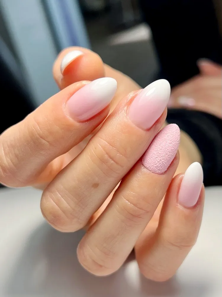 nail art blanc et rose nail art printemps 2023 idée manucure tendance