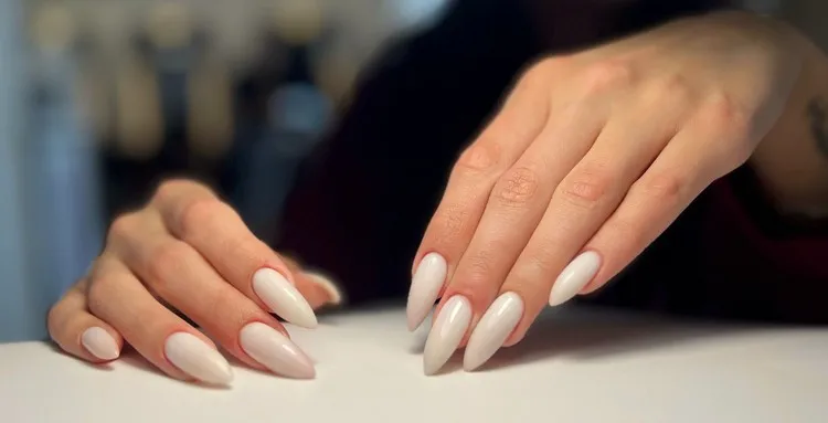 nail art blanc laiteux ongles longs manucure tendance 2023