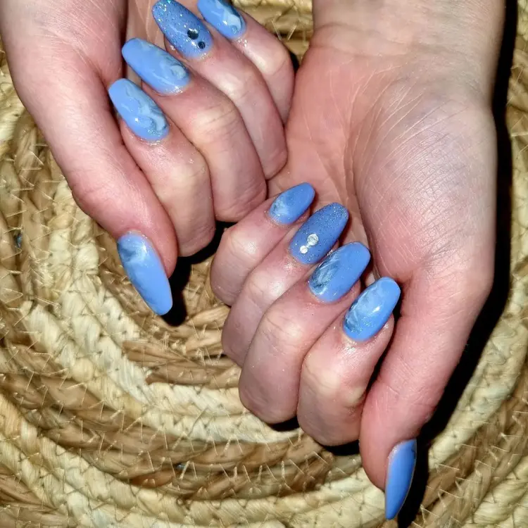 nail art marbré bleu déco ongles