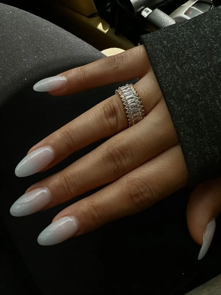 nail art printemps simple et minimaliste milky white nails