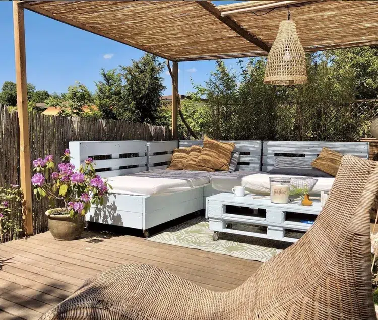 pergola en bois cannisse idée brise soleil salon de jardin palettes terrasse moderne extérieur 2023