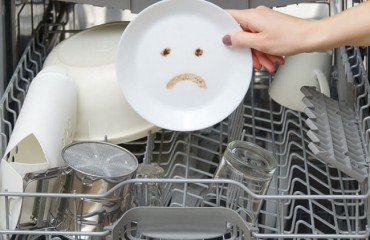 pourquoi lave vaisselle lave mal assiettes sales mauvaise odeur causes solutions