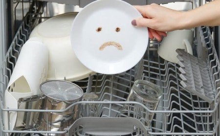 pourquoi lave vaisselle lave mal assiettes sales mauvaise odeur causes solutions