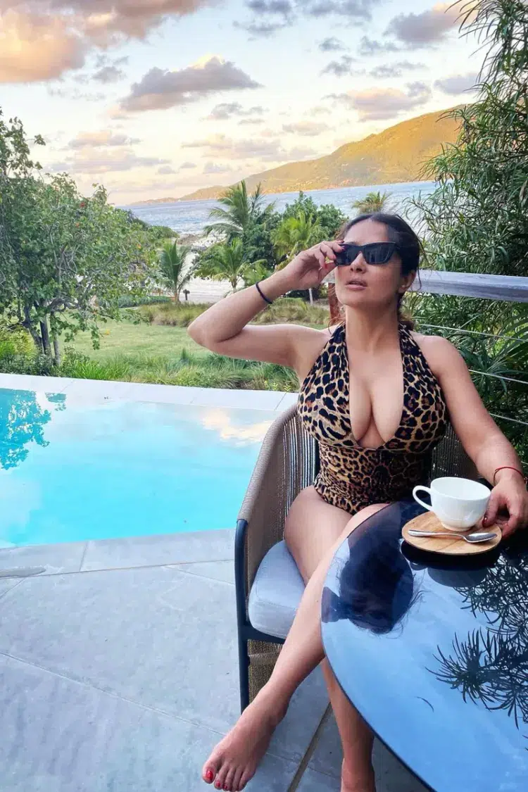 quel maillot de bain femme apres 50 ans éviter photos salma hayek bikini une piece imprimé animalier