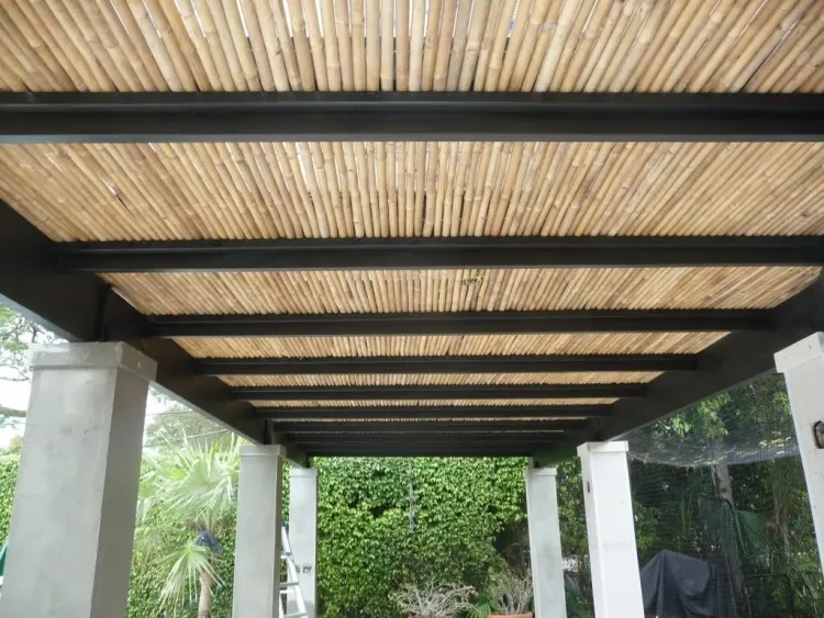 quelle couverture de toit pour pergola tissu rétractable canisse bambou