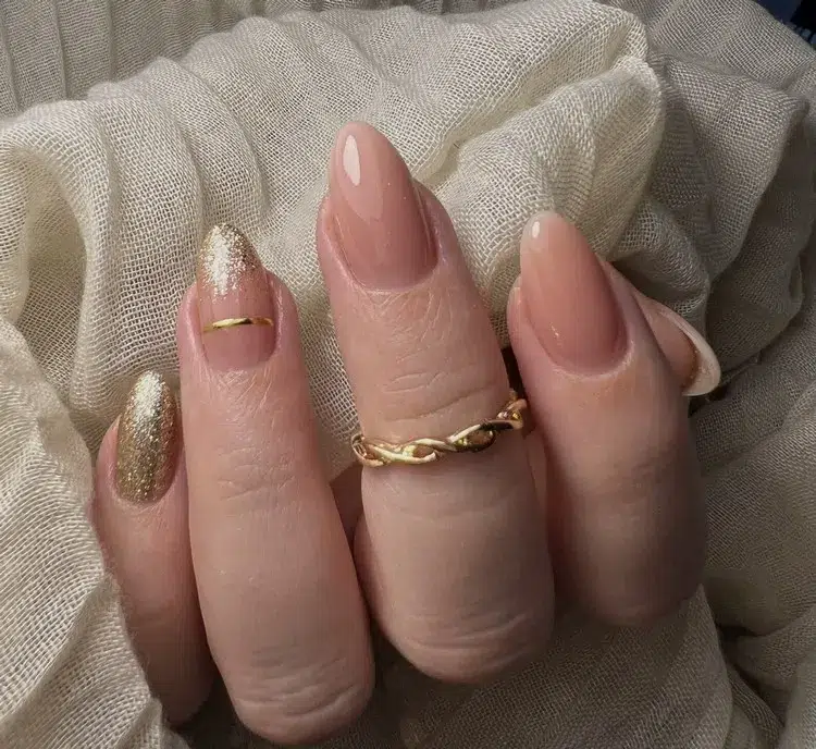 quelle manucure à 50 ans nude doré paillettes nail art tendance