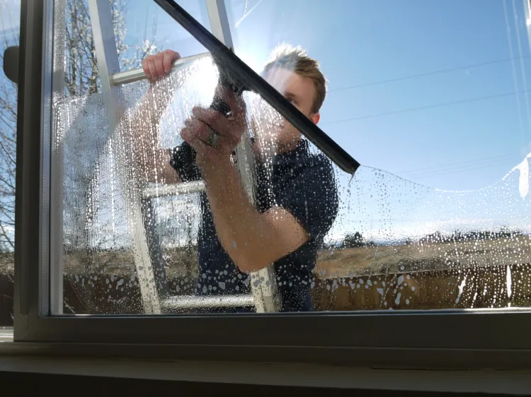 quels outils comment nettoyer les vitres difficiles accès raclette