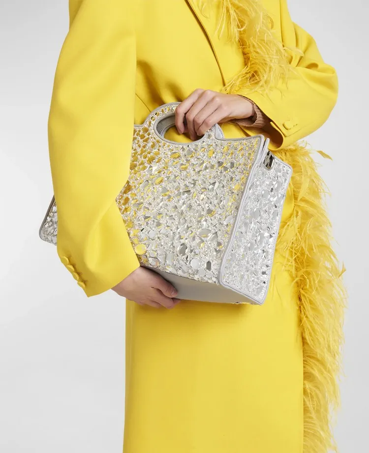 sac à main femme tendance 2023 mode printemps 2023 modèles de couleur argentée Valentino