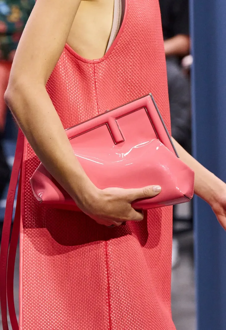 sac à main printemps 2023 tendance mode femme pochette rose clutch