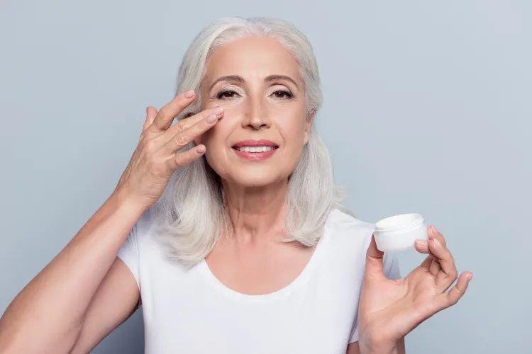 soin de visage a 60 ansutiliser une crème pour les yeux à base d'acide hylauronique