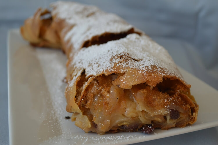 strudel aux pommes aigres douces pelées épépinées raisins secs noirs chapelure rôtie beurre