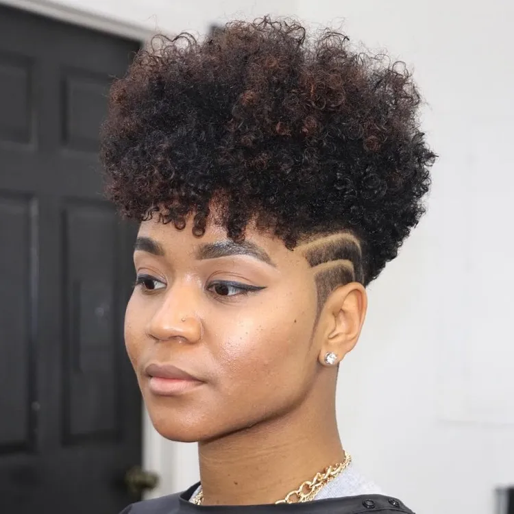 tendance coupe afro femme broccoli hair cheveux crépus bouclés côtés rasés undercut