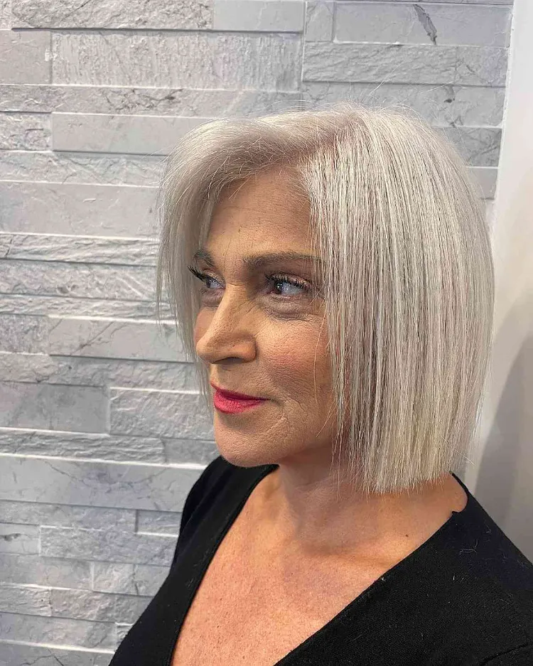 tendance coupe de cheveux 2023 femme 50 ans blunt bob avec frange longue sur le côté cheveux blancs