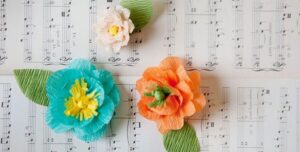 tuto video comment faire des fleurs en papier crépon pour la déco de printemps facile
