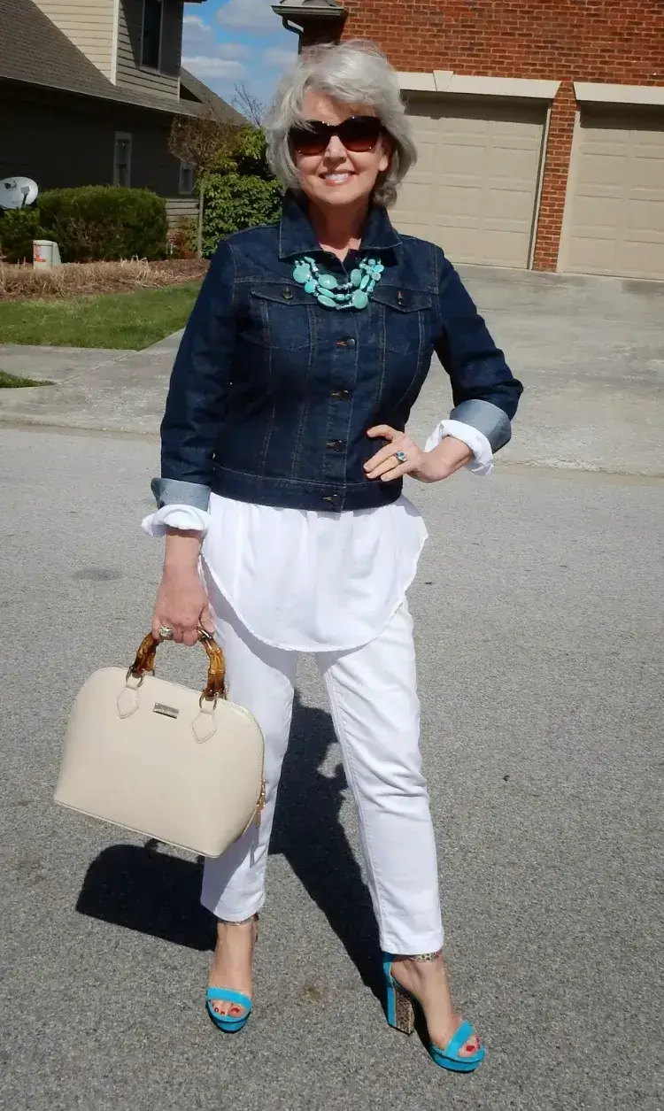 veste jean printemps femme 60 ans tenue élégante pantalon blanc talons bleus