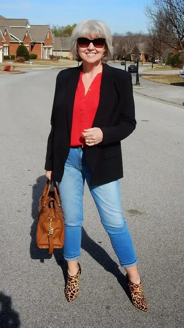 veste noire oversize printemps femme 50 ans jean chaussures léopard chemise rouge