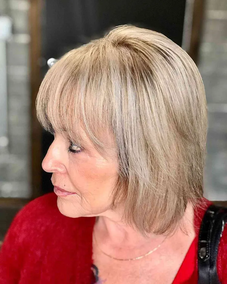 carré plongeant mi long femme 60 ans avec frange éffilée rajeunissant degrade long blond cheveux gris