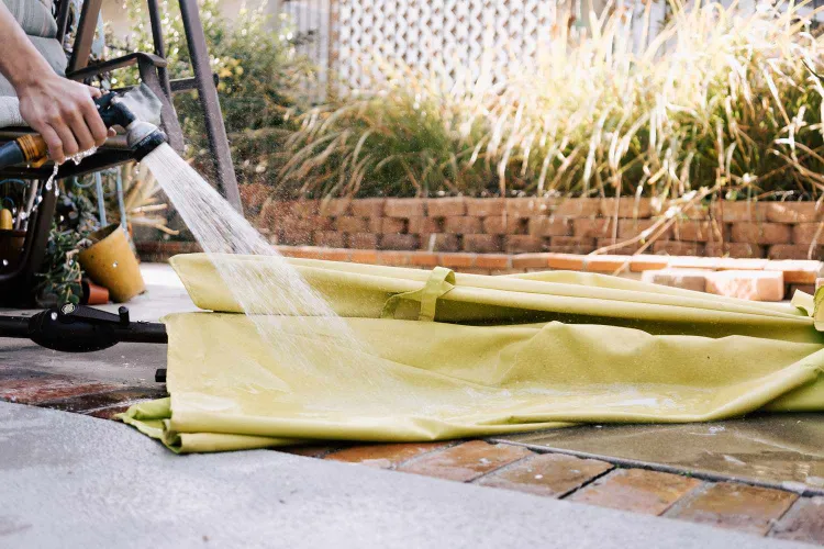 l’entretien de la structure du parasol Élimination des taches de moisissure sur le parasol comment nettoyer un parasol tissu toile antitaches moisi blanc toile marche pique chauffant