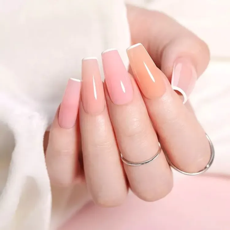 nude nails manucure tendance decoration idees semi permanent faire a soi meme avec vernis ongles nus de couleur rose pâle et pêche
