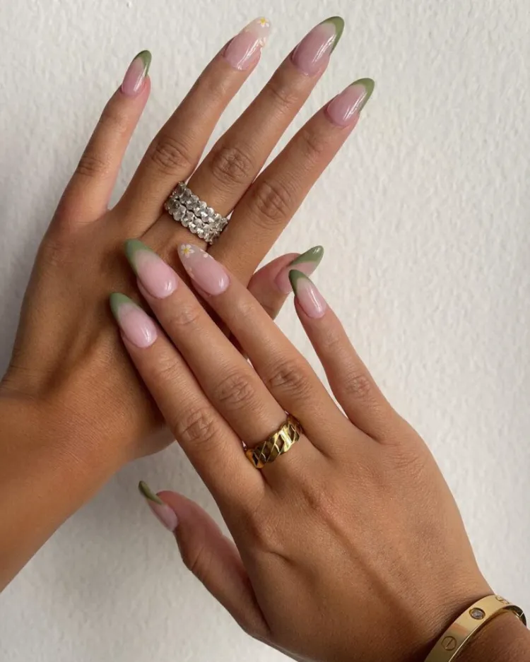 nude nails manucure tendance decoration idees semi permanent faire a soi meme avec vernis ongles nus de couleur rose pâle verts