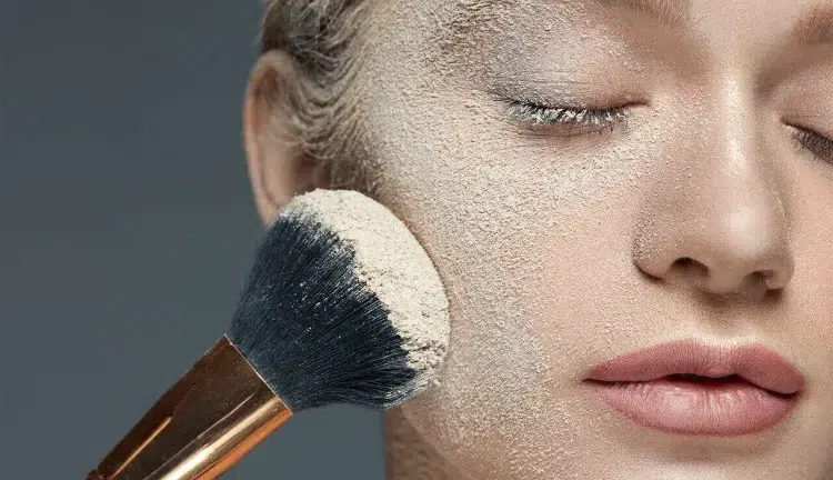 place à la poudre ordre pour se maquiller visage yeux apprendre comment maquillage bronzeur