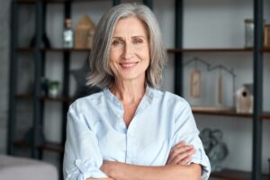 quel carré plongeant mi long femme 60 ans frange rajeunissant degrade long blond cheveux gris