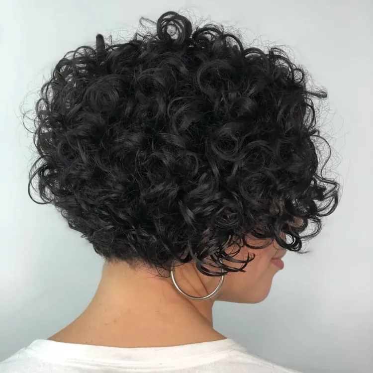 un carré court sur cheveux crépus coupe cheveux crépus femme afro americaine noire bouclés frisés