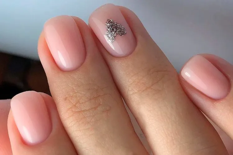 vernis de décoration nude nails avec paillettes sur l'un de vos ongles nude nails manucure tendance decoration idees semi permanent