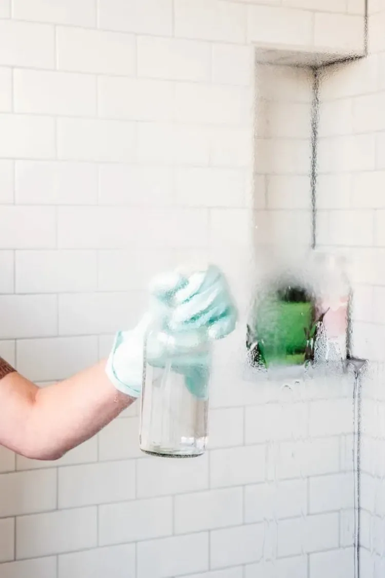 ammoniac pour nettoyer la vitre de douche détartrée astuce anti calcaire paroi en verre nettoyage entretien salle de bain