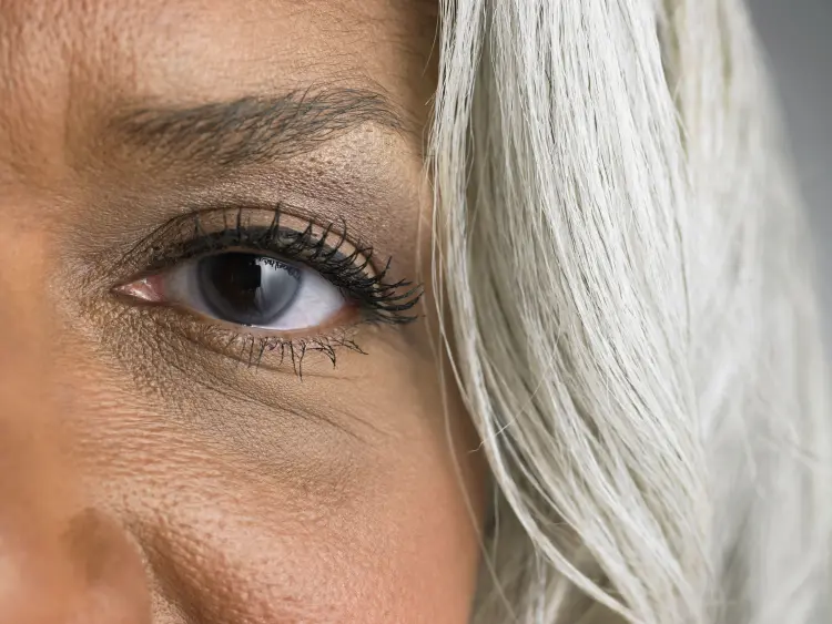 astuces maquillage yeux femme cheveux gris et blancs